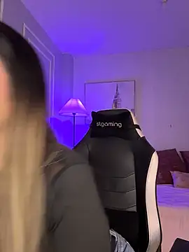 HoneyMollyX online show from April 12, 2:20 pm