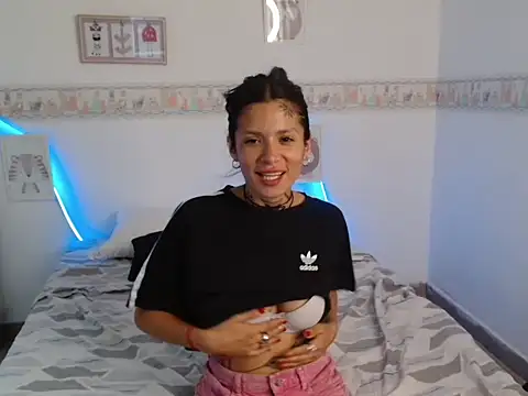 Snapshot of sharonnatasha chatting on October 15, 8:06 pm sharonnatasha online show from October 15, 8:06 pm