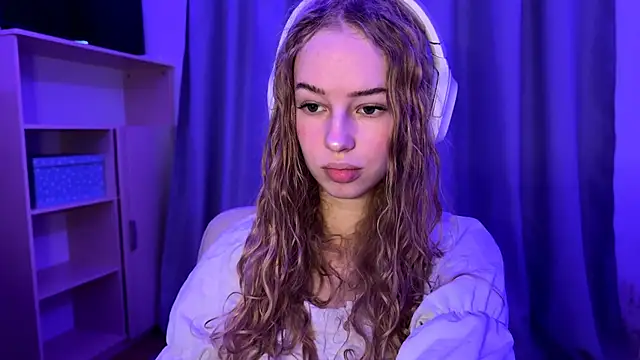 LunaCrave online show from October 31, 6:21 am