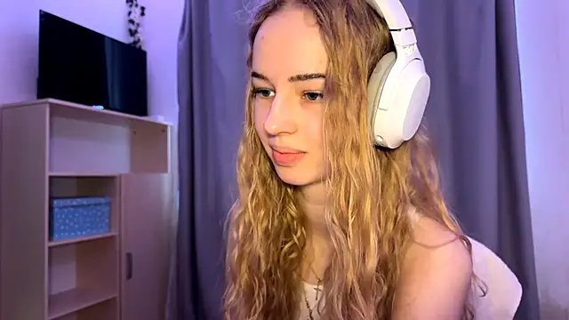 LunaCrave online show from October 22, 9:42 am