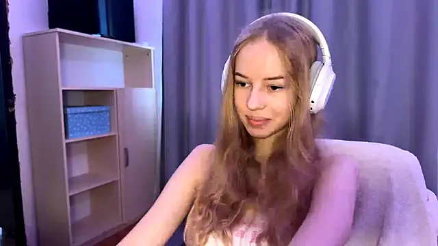 LunaCrave online show from October 20, 9:54 am