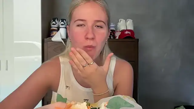 itssosierra online show from April 3, 2:29 am