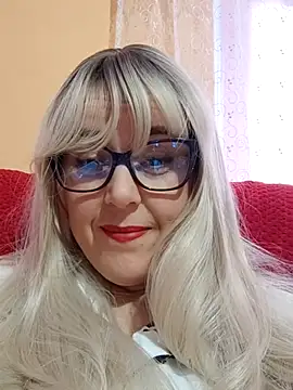 Snapshot of Amelialove42 chatting on November 12, 9:13 am Amelialove42 online show from November 12, 9:13 am