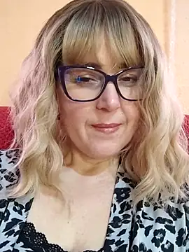 Amelialove42 online show from May 8, 1:15 pm