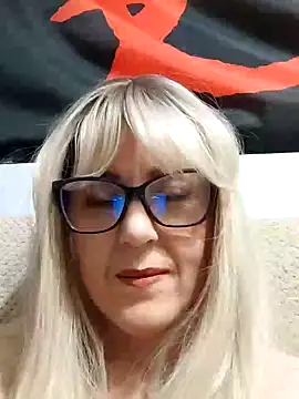 Snapshot of Amelialove42 chatting on December 16, 6:01 pm Amelialove42 online show from December 16, 6:01 pm