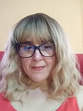 Amelialove42 online show from May 15, 2:15 pm