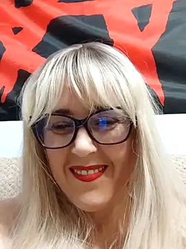 Snapshot of Amelialove42 chatting on November 17, 1:59 pm Amelialove42 online show from November 17, 1:59 pm