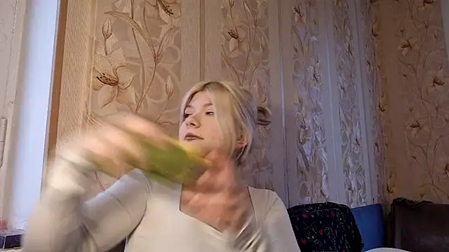 Snapshot of EllenMompoint chatting on October 28, 7:18 am EllenMompoint online show from October 28, 7:18 am