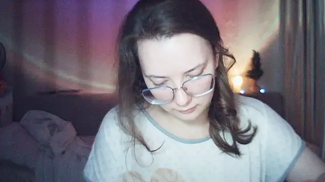 Snapshot of MoodieMira chatting on December 18, 2:05 am MoodieMira online show from December 18, 2:05 am