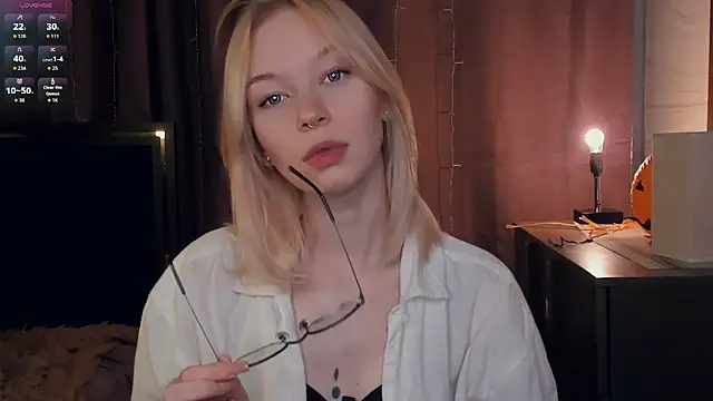 Snapshot of CleoStier chatting on October 21, 7:24 pm CleoStier online show from October 21, 7:24 pm