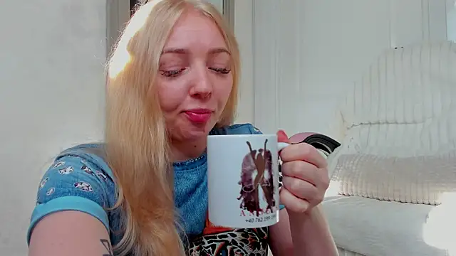 Snapshot of SundyRose chatting on July 8, 5:19 am SundyRose online show from July 8, 5:19 am