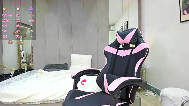 SundyRose online show from November 3, 8:01 pm