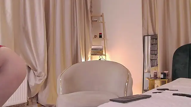 Snapshot of OliviaCart chatting on November 1, 7:19 pm OliviaCart online show from November 1, 7:19 pm