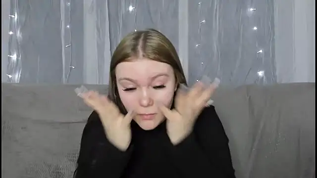 Snapshot of Musegirl chatting on December 17, 2:05 am Musegirl online show from December 17, 2:05 am