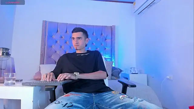 Snapshot of Ethan_Boy_ chatting on October 17, 9:38 pm Ethan Boy online show from October 17, 9:38 pm