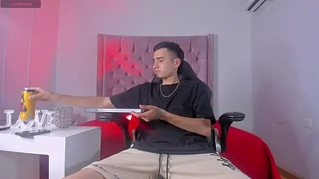 Snapshot of Ethan_Boy_ chatting on October 13, 8:21 pm Ethan Boy online show from October 13, 8:21 pm