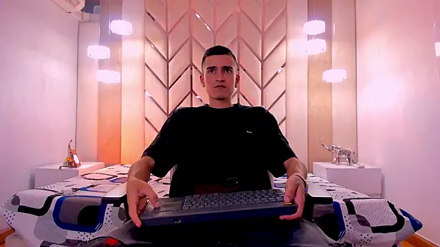 Ethan Boy  online show from February 6, 8:05 pm