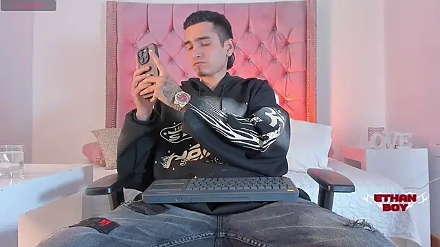 Ethan Boy  online show from October 24, 8:19 pm