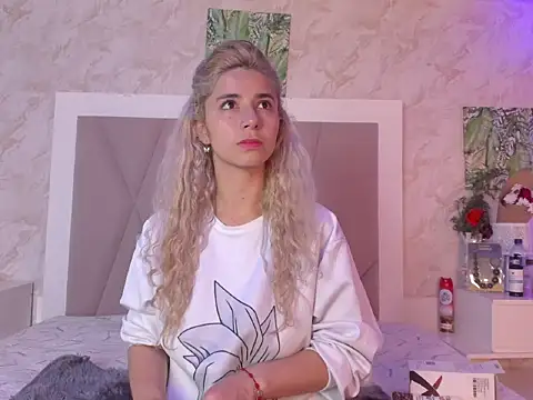 Snapshot of Sophie_teller chatting on December 15, 3:23 am Sophie teller online show from December 15, 3:23 am