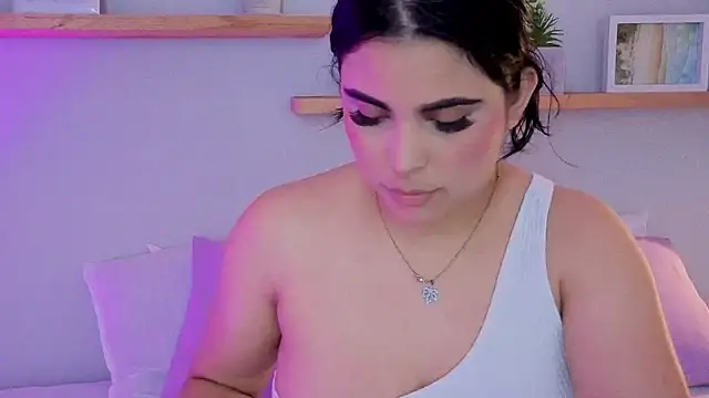 Snapshot of shainadavis chatting on February 7, 3:25 am shainadavis online show from February 7, 3:25 am