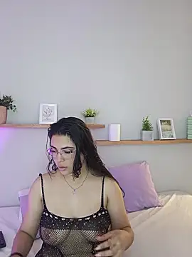 Snapshot of shainadavis chatting on February 13, 3:17 am shainadavis online show from February 13, 3:17 am