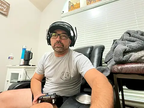 Snapshot of Fun_Time_Ron_2 chatting on October 18, 10:23 pm Fun Time Ron 2 online show from October 18, 10:23 pm