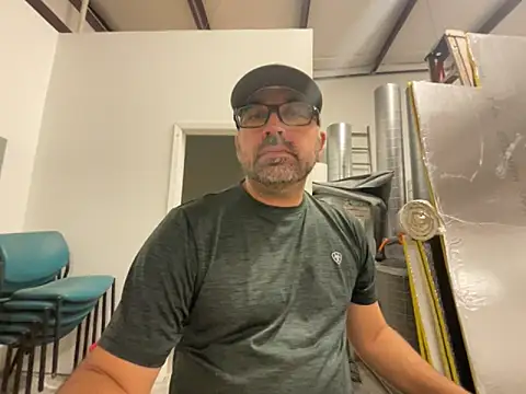 Snapshot of Fun_Time_Ron_2 chatting on October 17, 1:57 pm Fun Time Ron 2 online show from October 17, 1:57 pm