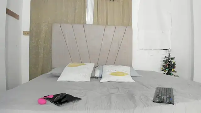 Snapshot of Nina_keller_ chatting on December 3, 11:14 pm Nina keller online show from December 3, 11:14 pm