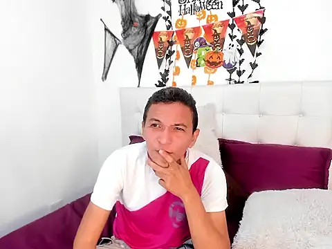 Snapshot of RichyTaylor_ chatting on October 13, 7:48 pm RichyTaylor online show from October 13, 7:48 pm