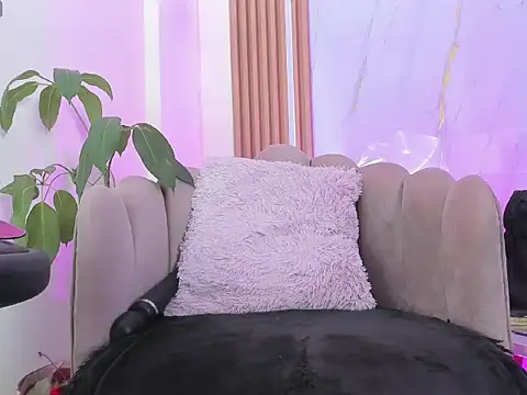 Snapshot of little__Chloee_ chatting on November 13, 8:29 am little Chloee online show from November 13, 8:29 am