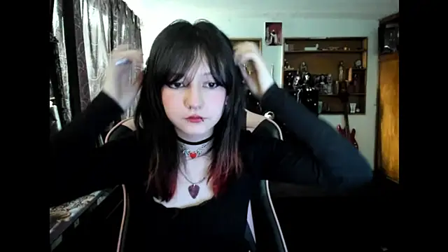 Maki Zein  online show from December 3, 7:57 pm