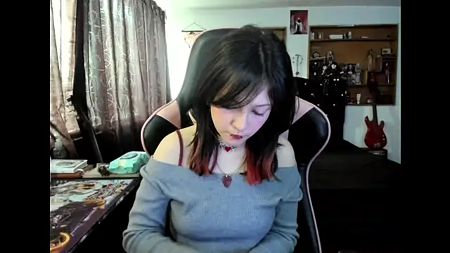 Maki Zein  online show from November 12, 5:28 pm