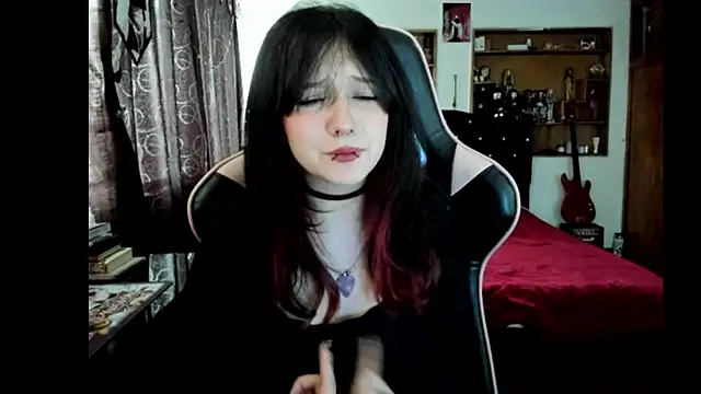 Maki Zein  online show from April 23, 9:16 pm