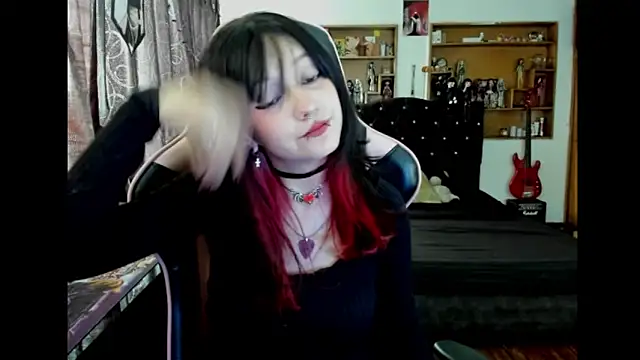 Maki Zein  online show from March 18, 6:09 pm