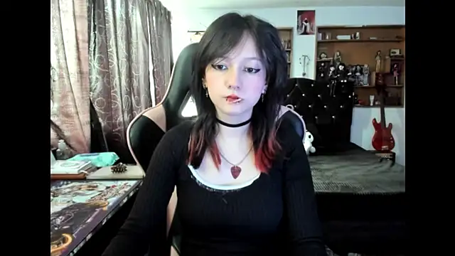 Maki Zein  online show from November 11, 4:13 pm