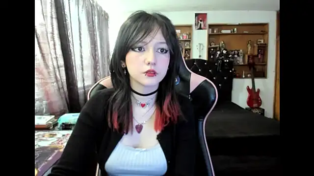 Maki Zein  online show from November 14, 5:49 pm