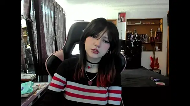 Maki Zein  online show from December 4, 7:35 pm