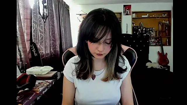 Maki Zein  online show from February 4, 8:04 pm