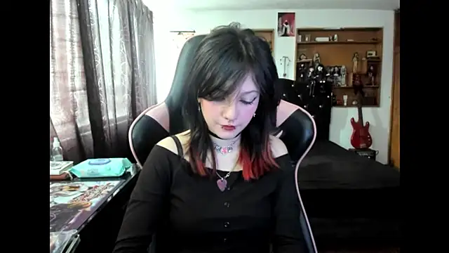 Maki Zein  online show from November 13, 5:39 pm