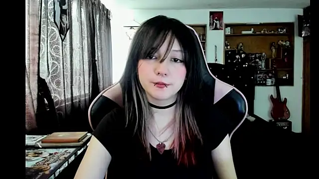 Maki Zein  online show from January 14, 8:12 pm