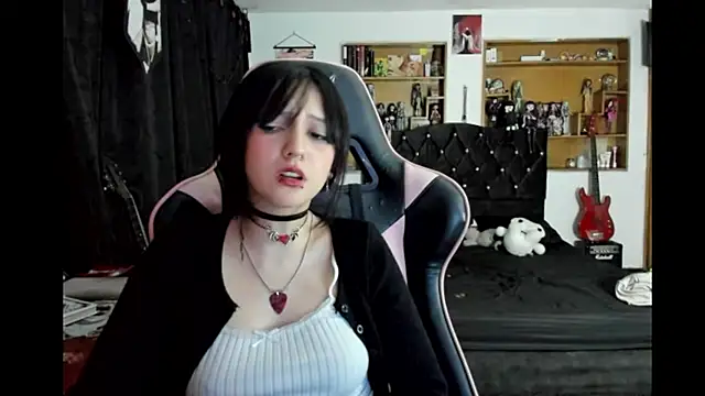 Maki Zein  online show from March 13, 1:21 am