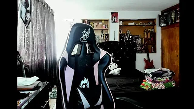 Maki Zein  online show from February 3, 7:52 pm