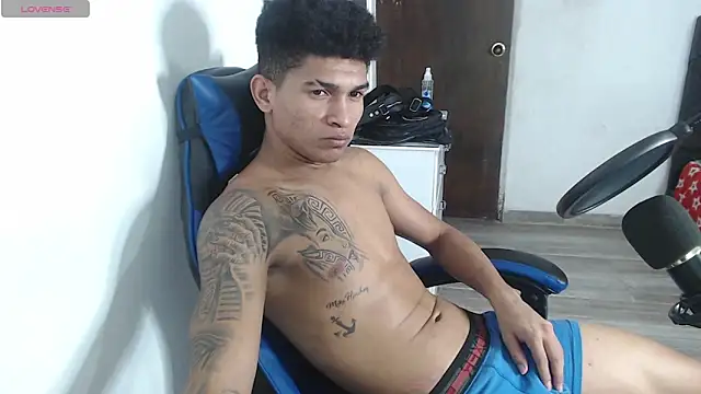 Snapshot of Angel_LatinGuy chatting on October 19, 9:50 pm Angel LatinGuy online show from October 19, 9:50 pm