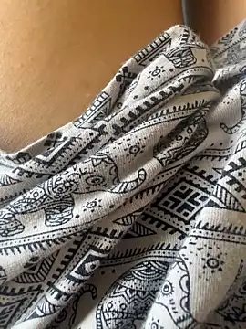 hummingbirds1612 online show from February 22, 4:48 am