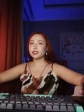 Snapshot of LolaMint_ chatting on November 28, 1:44 pm LolaMint online show from November 28, 1:44 pm