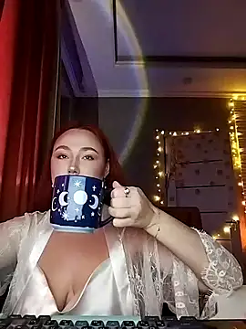 Snapshot of LolaMint_ chatting on December 3, 1:10 pm LolaMint online show from December 3, 1:10 pm