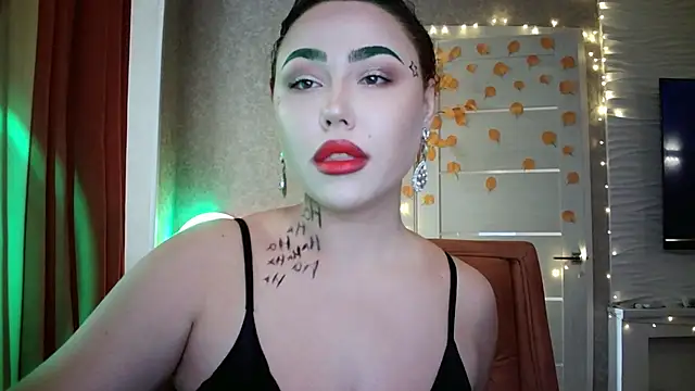 Snapshot of LolaMint_ chatting on October 31, 11:29 am LolaMint online show from October 31, 11:29 am