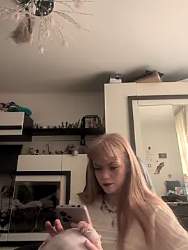 Snapshot of OpheliaMills chatting on October 15, 8:44 am OpheliaMills online show from October 15, 8:44 am