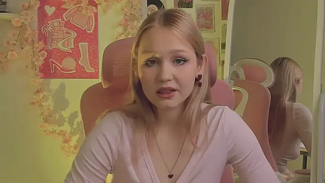 Snapshot of SweetCutie19 chatting on October 14, 5:57 pm SweetCutie19 online show from October 14, 5:57 pm