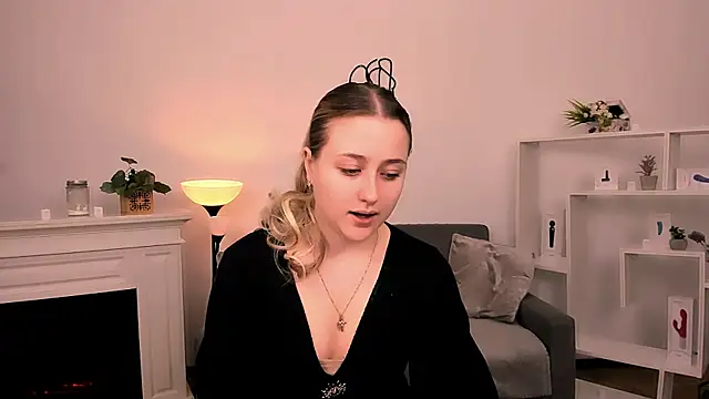 Lulu   Moon online show from April 8, 9:05 pm